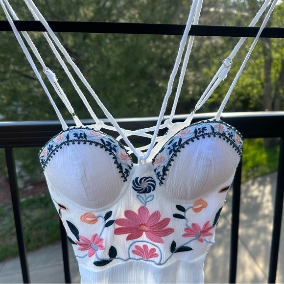 Whimsical White Embroidered Romper | Size 6 - Fits like a US Women’s Small - Picture 14 of 14